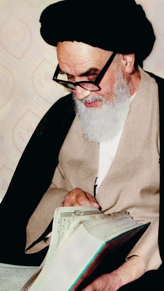 ” إذا أردنا إحصاء قيمة وأجر عمل الشهداء والمجاهدين في سبيل الله وتضحياتهم وسعة نتائج شهادتهم،لا بد أن نعترف بالعجز، فما بالنا إذا أردنا إحصاء المراتب المعنوية والمسائل الإنسانية والإلهية المرتبطة بالشهادة، هنالك العجز والتواني بلا ريب “

روح الله الخميني