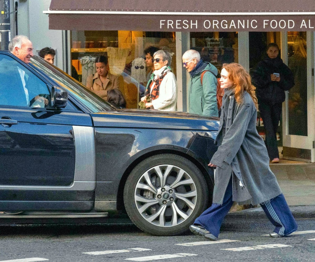 sadie sink embodying the frazzled english woman beautifully in nyc