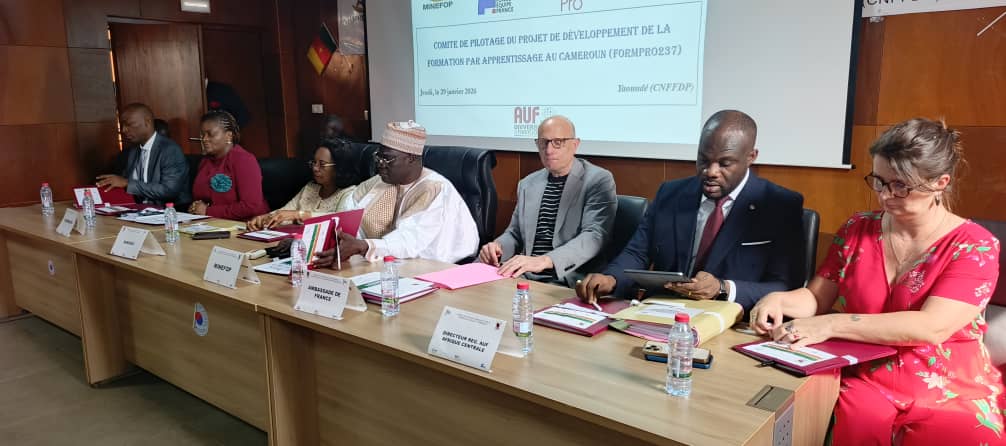 L’Ambassade de France au Cameroun et le Ministre Mounouna Foutsou ont tenu, le 29 janvier 2026 à Yaoundé (CNFFDP), une rencontre autour du projet #FormPro237, en présence de la Ministre Nalova Lyonga Pauline.
Objectif : renforcer la formation professionnelle par alternance.