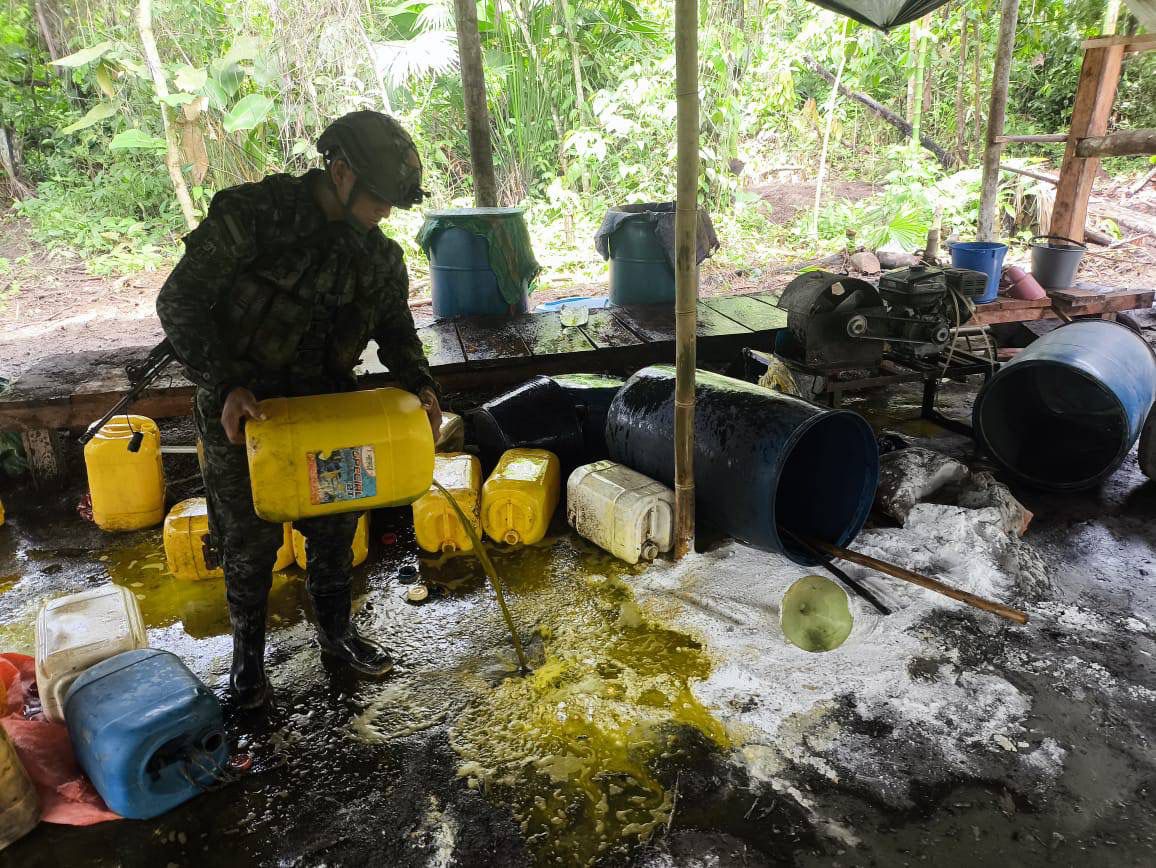 FuerzasMilCol's tweet photo. La neutralización de 827 laboratorios para el procesamiento de pasta base de coca y la incautación de más de ocho toneladas de clorhidrato de cocaína y más de siete de marihuana, son algunos de los resultados obtenidos en la ofensiva que sostienen las Fuerzas Militares en la zona de frontera con Ecuador en el departamento de Putumayo, desde hace 24 meses #ContundenciaOperacional (1)