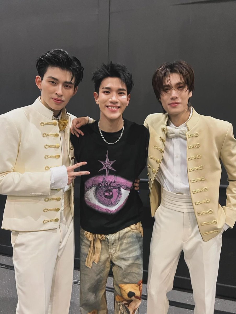 j1woonie's tweet image. a young couple with their teenage son