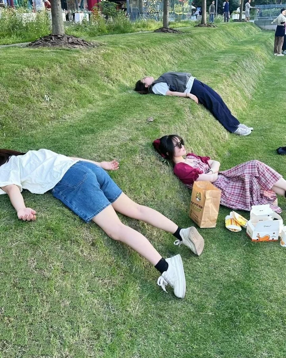hutdesigns's tweet image. In Shanghai there’s a tiered public lawn known as the Lounge Lawn, designed specifically so people can lie down, rest, or nap comfortably during short breaks in between work