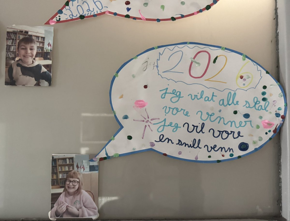 Nyttårsønsker for 2026 fra elever i 2.klasse/CE1 og 3.klasse/CE2 i Norsk Seksjon, Lycée International.
«Jeg vil bli kjent med nye venner»
«Jeg vil trøste noen som er lei seg»
«Jeg vil la andre være med i min lek»
«Jeg vil være en snill venn»
«Jeg vil gi en gave til en venn»
🌟