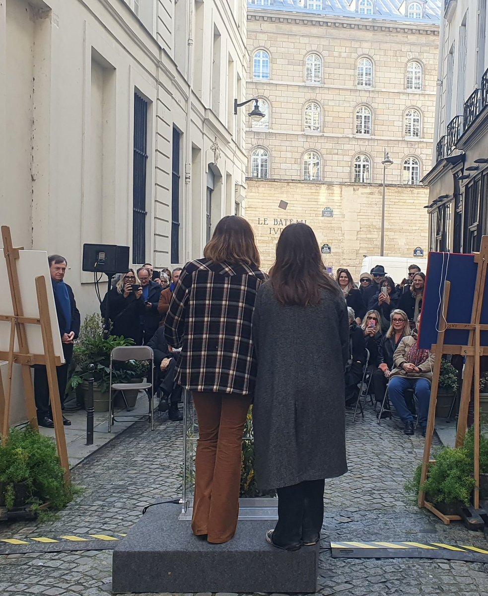 jp_lecoq's tweet photo. Inauguration du square Marcello Mastroianni place Saint Sulpice en présence de Catherine Deneuve, Chiara Mastroianni, sa fille, et Anna Biolay, sa petite fille. https://t.co/9Q0fhY89mX