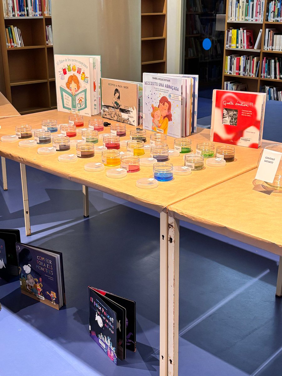 BibliotecaFlix's tweet photo. Tot experimentant i jugant amb les emocions, els infants de 2n de l'@EscolaFlix han visitat el nostre "𝒍𝒂𝒃𝒐𝒓𝒂𝒕𝒐𝒓𝒊 𝒅'𝒆𝒎𝒐𝒄𝒊𝒐𝒏𝒔"i han descobert que hi ha més d'una manera d'anomenar un sentiment.
@bibliotequescat
@BibliotecaFlix
@AjuntamentFlix
#IBBYCAT https://t.co/o4Ff0oNO7m