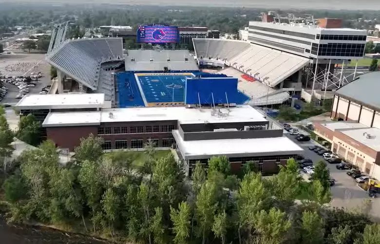 WCCSG_'s tweet photo. West Coast Stadium of the day! 🏈

Albertsons Stadium 

Location- Boise, Idaho
Capacity- 36,360
Opened- 1970

What's your all-time favorite game played at the Albertsons Stadium? https://t.co/7MYeTJmz8e
