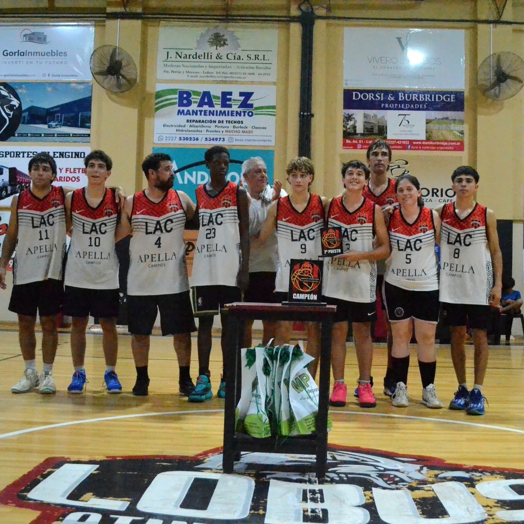 LAC1892's tweet photo. ▪︎ Finalizó el Torneo Comercial Mixto "Alberto Capponi" 🏀 en el gimnasio rojinegro ; UNILAC gritó campeón tras vencer en la final a Casa Gino.
 Sandoval Inmobiliaria también se subió al podio.
Emotivo homenaje a Alberto Capponi por parte de su familia 🥲 
#VamosLAC ❤️🖤 https://t.co/yWA34npaEh