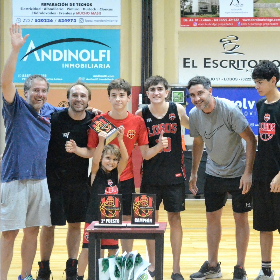LAC1892's tweet photo. ▪︎ Finalizó el Torneo Comercial Mixto "Alberto Capponi" 🏀 en el gimnasio rojinegro ; UNILAC gritó campeón tras vencer en la final a Casa Gino.
 Sandoval Inmobiliaria también se subió al podio.
Emotivo homenaje a Alberto Capponi por parte de su familia 🥲 
#VamosLAC ❤️🖤 https://t.co/yWA34npaEh