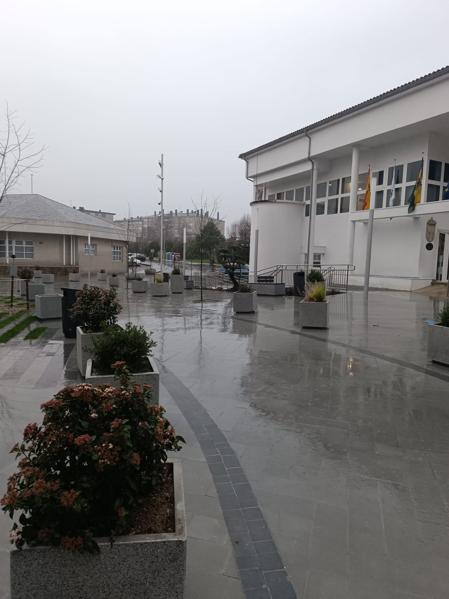 🏙️ En los proyectos de humanización, el pavimento ordena recorridos, soporta el uso diario y mejora la accesibilidad del espacio urbano.

La Plaza Isaac Díaz Pardo en Oroso es un ejemplo de ello.

👉 ceramicacampo.es/pavimentos-de-…

#CerámicaCampo #Pavimentos #EspacioUrbano #Urbanismo