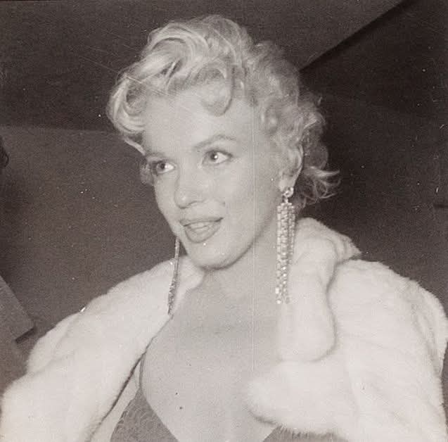 Clubpassionmar2's tweet photo. I'm resuming my posts about the jewelry worn by Marilyn, the famous earrings she wore when she went to see the play "Middle of the Night".
#marilynmonroe #Marilyn #clubpassionmarilyn #bouclesdoreilles #earrings #middleofthenight https://t.co/KLWQ1VrZ4L