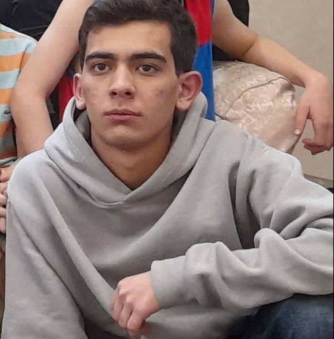 #مهدی_نصیری ۱۸ ساله، تهران اسمش هیچ‌جا نیست
از پنجشنبه ۱۸ دی ماه گرفتنش و داخل زندانه و با پدرش در ارتباطه 
هنوز حکمی براش نیومده پدرش خیلی نگرانشه و هرروز تا شب میره جلوی زندان.حتی نمیتونم تصور کنم این حرومزاده ها چه بلایی دارن سرش میارن.
#IranRevolution2026 
#IranMassacare