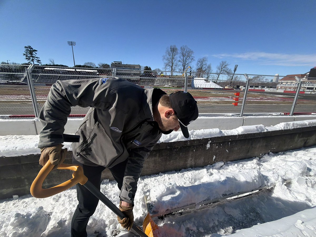 chris8video's tweet image. Great to see @StenhouseJr and @ToddGilliland_ come out to Bowman Gray to help remove snow so fans can enjoy THE CLASH Wednesday! #NASCAR #CookOutClash