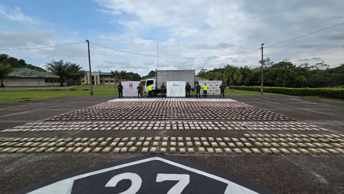 FuerzasMilCol's tweet photo. (3) En medio de las operaciones militares que se mantienen en esta zona, especialmente contra la Estructura 48 Comandos de Frontera, se han materializado la captura de 43 personas y el sometimiento a la justicia de 11 más, además de la incautación de 49 armas de fuego, 23.323 municiones y 531 artefactos explosivos, con lo que se han neutralizado intenciones terroristas contra las tropas y la población civil.

El esfuerzo conjunto del @COL_EJERCITO, la @ArmadaColombia  y la @FuerzaAereaCol, se mantendrán para brindar condiciones de seguridad a quienes habitan en esta región fronteriza.