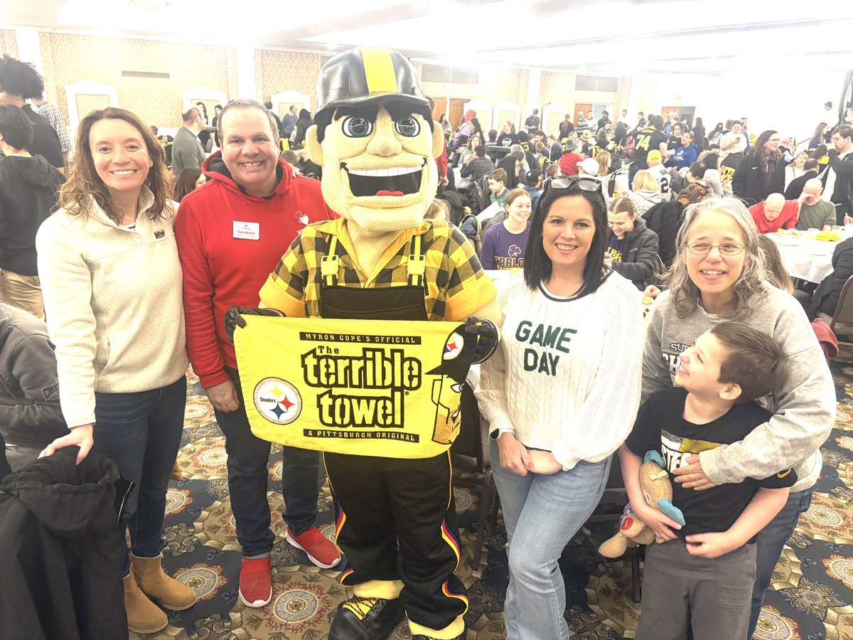 It was a great time at the Beth Shalom Sports Luncheon with our @varietykids &amp; families yesterday! Thanks to Robbie <a href="/zaremberg/">robbie zaremberg</a> and to everyone involved. Our 6 Variety families really enjoyed meeting all of the mascots and athletes. ⚾️ 🏈 🏒 🏀