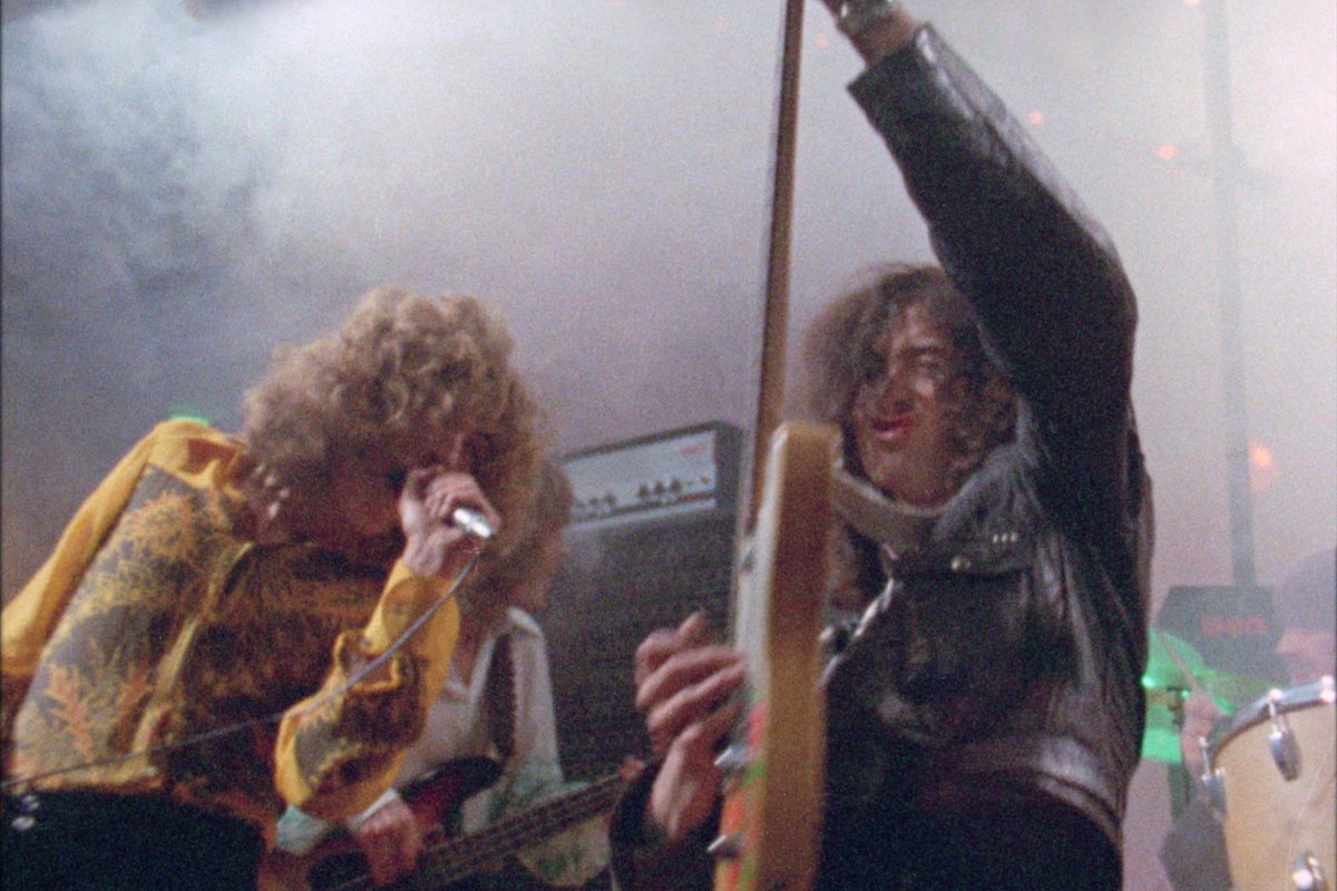 filmes_e_filmes's tweet photo. Com entrevistas, apresentações e imagens inéditas, o longa oferecem uma visão sobre as origens do Led Zeppelin e sua ascensão meteórica ao estrelato musical.🎥🎶
#becomingledzeppelin #ledzeppelin #bernardmacmahon #hbomaxbr #dicadefilme https://t.co/IsssXHLOt6