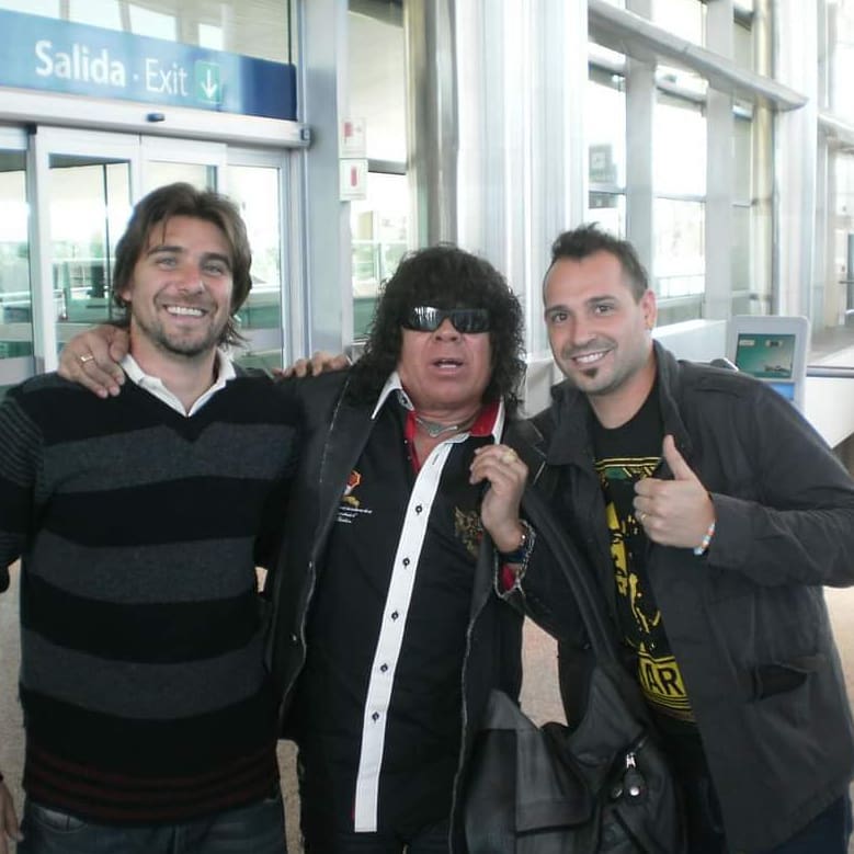 Esto pasó una vez en 2012, encontrarme con dos glorias musicales cordobesas <a href="/cmjoficial/">La Mona Jiménez</a> y <a href="/RaulSencillezOK/">Raul Sencillez ♬</a> <a href="/LOSCALIGARIS/">Caligaris</a> . Rumbo a Lima, la Mona Jiménez se quedó en Buenos Aires. Y en zona de embarque tomó un café con Emeterio Farías, ex titular de <a href="/LCF_Oficial/">LCF</a> Liga Cordobesa y