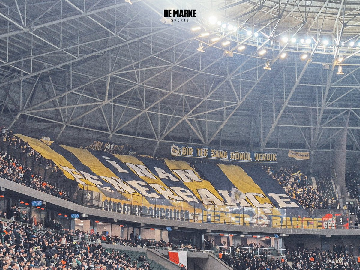 Fenerbahçe deplasman tribünü: "İnan Fenerbahçe"