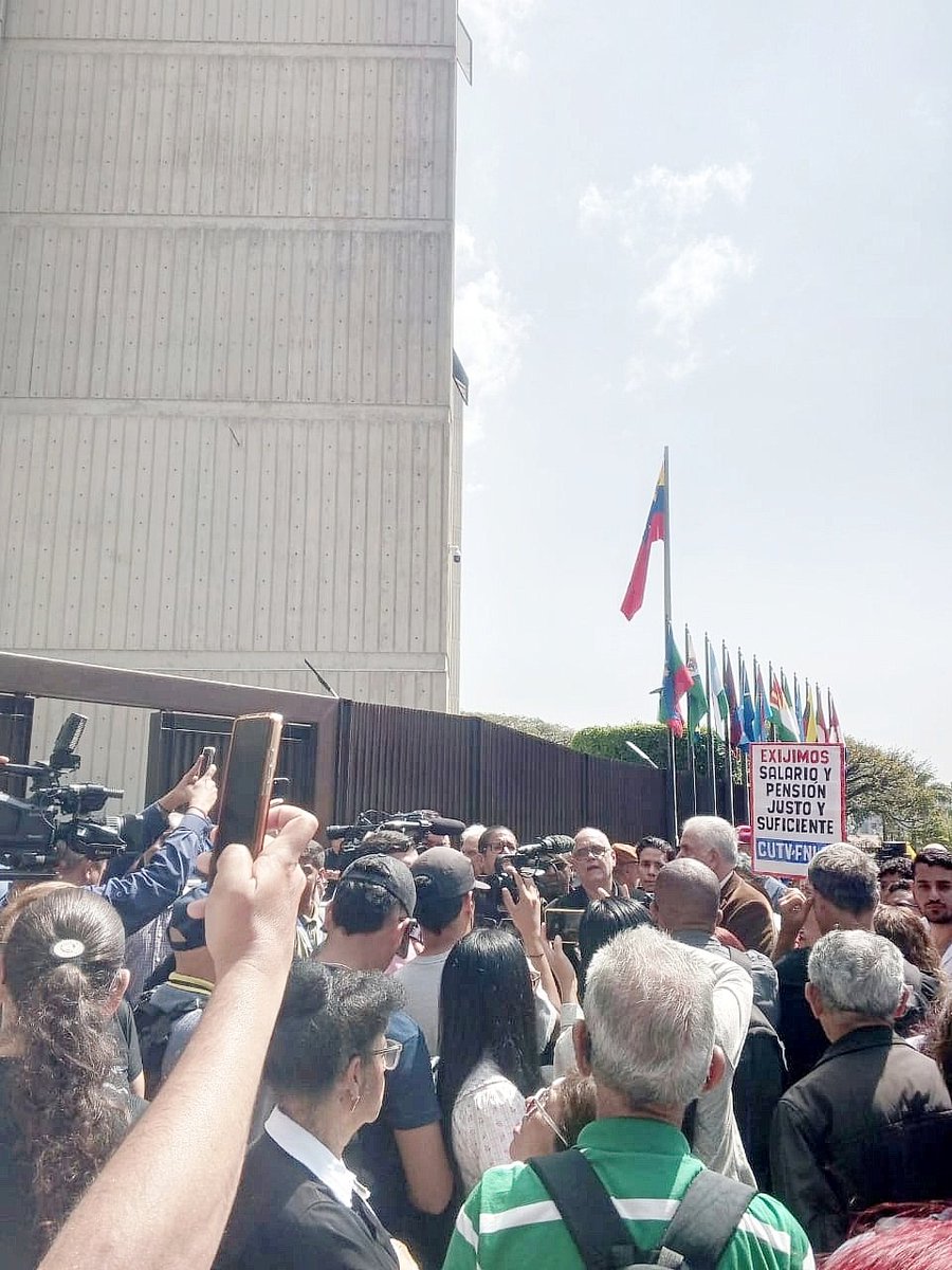 #Ahora Consignada demanda ante el #TSJ por parte  del sector universitario, gremios y organizaciones sindicales diversas, contra el ejecutivo nacional, por omisión constitucional del ajuste salarial desde 2023. 
#AjusteSalarialYa
#UnidadYLucha