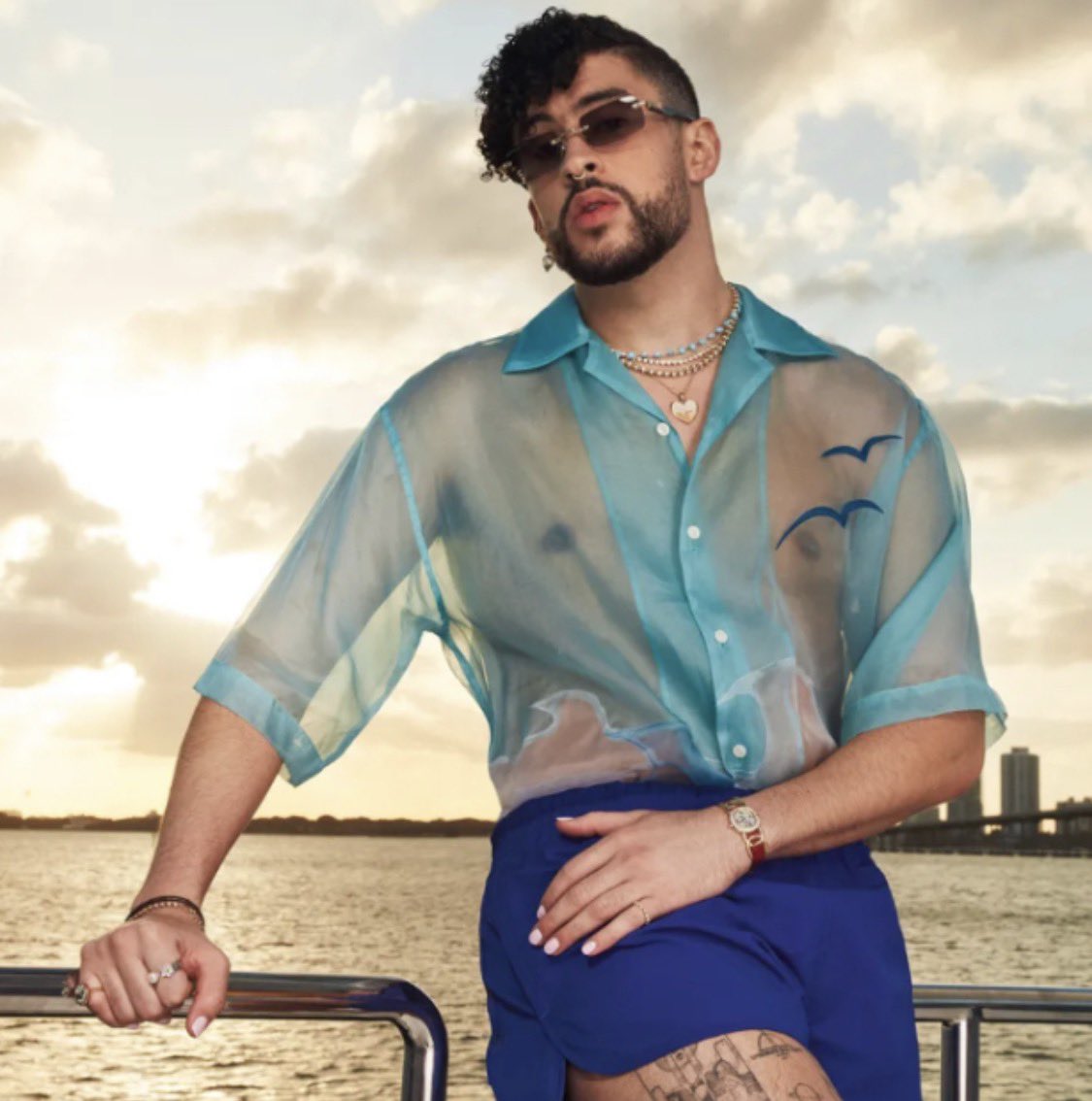 El Conejito Malo, Bad Bunny, se ha convertido en un arma cultural de destrucción masiva, diseñada para erosionar a Estados Unidos desde dentro.
Y el experimento les funcionó: ahí lo tienes en películas, en Saturday Night Live, recibiendo premios y siendo presentado como “el