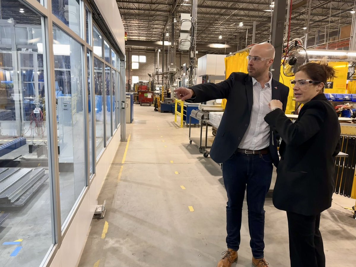 PascaleDery's tweet photo. Pour stimuler la productivité de nos PME 📈, développer les compétences de la main-d'œuvre est inévitable. Devant l'incertitude économique actuelle et face à un marché du travail en pleine transformation, on doit leur donner les moyens de s'adapter, adopter les meilleures pratiques et renforcer leur compétitivité.
 
C'est ce qu'on fait. J'étais de passage ce matin chez @StelproOfficiel, une entreprise manufacturière fièrement québécoise, pour annoncer le programme Productivité-Compétences, doté d'une enveloppe de 55 M$ sur 2 ans, pour soutenir des projets de formation en intelligence artificielle, transformation numérique, formation des gestionnaires en PME et littératie.
 
Le programme est l’aboutissement d’un vaste travail de collaboration avec les partenaires du marché du travail (@CPMT) et je tiens à les remercier pour leur mobilisation!
 
Un geste concret qu'on pose aujourd'hui pour que nos PME soient mieux outillées pour croître, prospérer et être plus performantes!

👀 Les détails dans le communiqué: https://t.co/8slsmFTaJP
