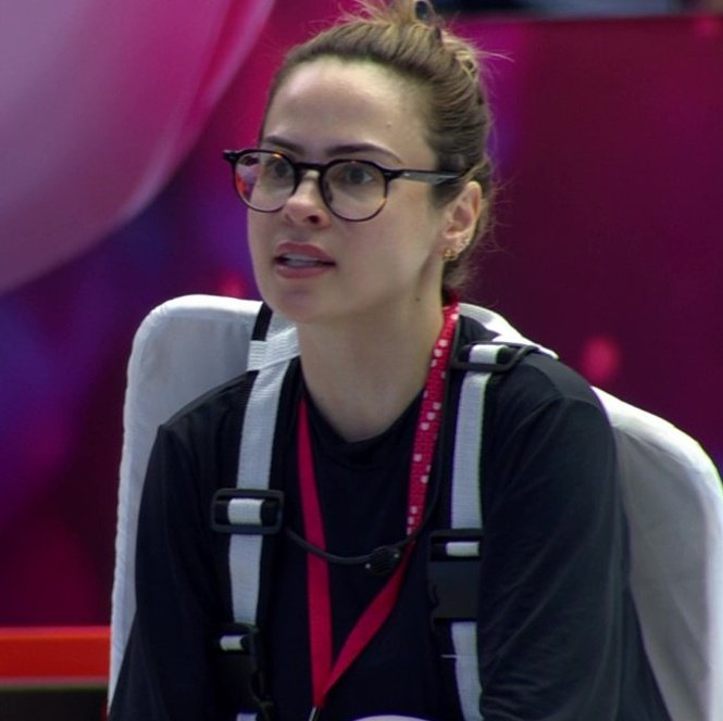 updatecharts's tweet image. Ana Paula: "Eu acho muito perigoso o que fazem no ao vivo. Ela contou uma outra história do que aconteceu dentro daquele quarto. E o problema é que eles se esqueceram o porquê eu separei a aliança. Porque na hora que a Tia Milena precisou de um apoio contundente, comprometedor,…