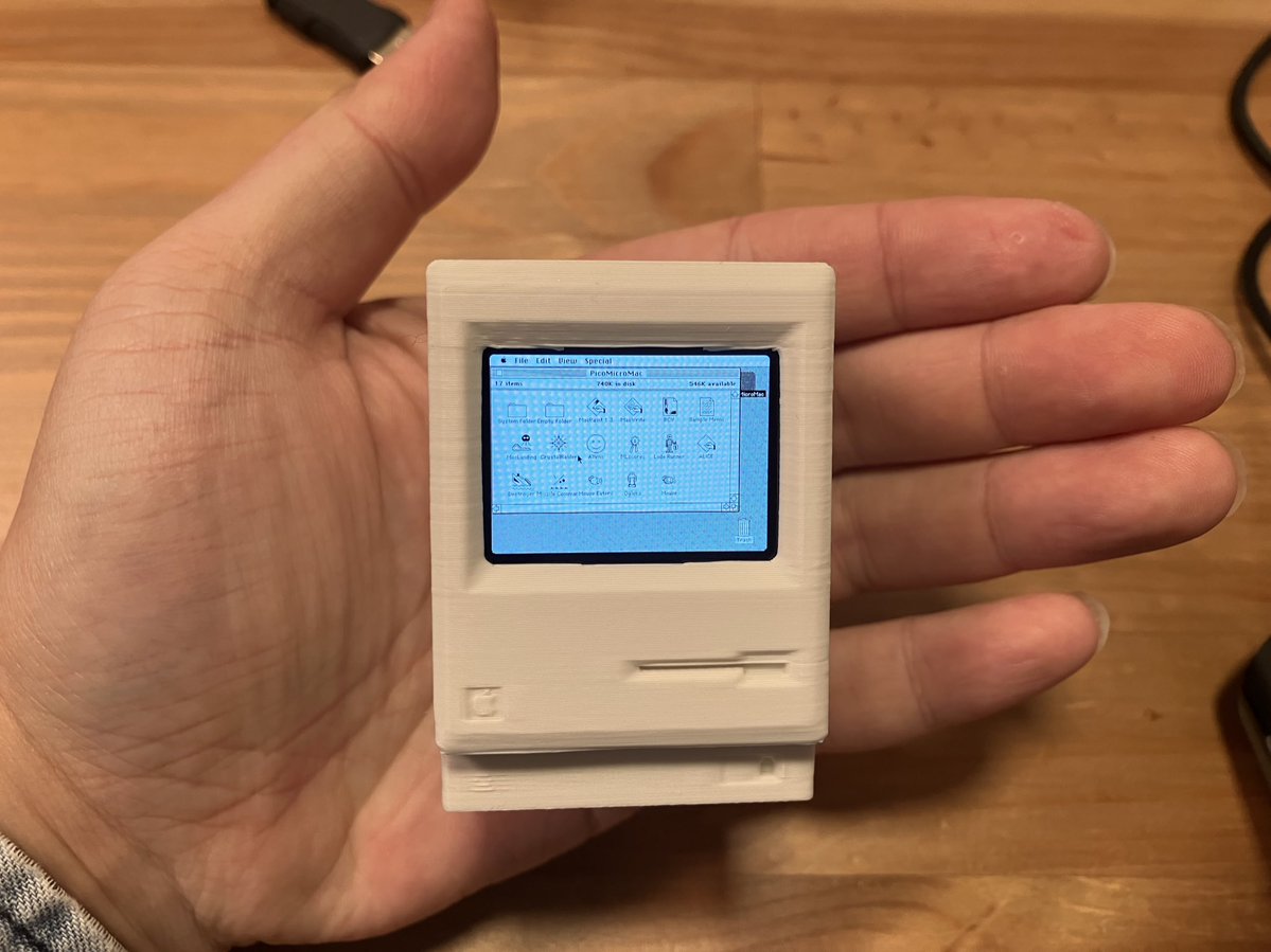 xifanghong's tweet image. Ali ExpressでMini Retro Macintosh なるものを買ってみた。手のひらサイズで3Dプリンター製の初代Macintoshなんだけど、なんとただのディスプレイモデルじゃなくて中に液晶とマイコン（おそらくRP2040）が仕込まれてて、電源つけるとMacOSが立ち上がり、USB経由でマウスとキーボードが使えるww凄すぎ!