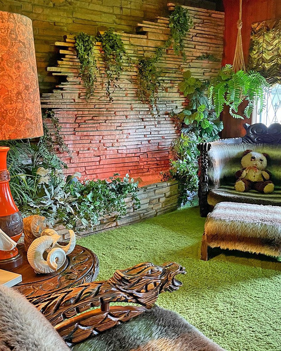 ElvisPresley's tweet photo. On this day in 1976, Elvis began his Jungle Room Sessions at Graceland! 🐆🎶

#ElvisPresley #Icon #Fame #Graceland #JungleRoom #Music https://t.co/0Sa5x3ltbf