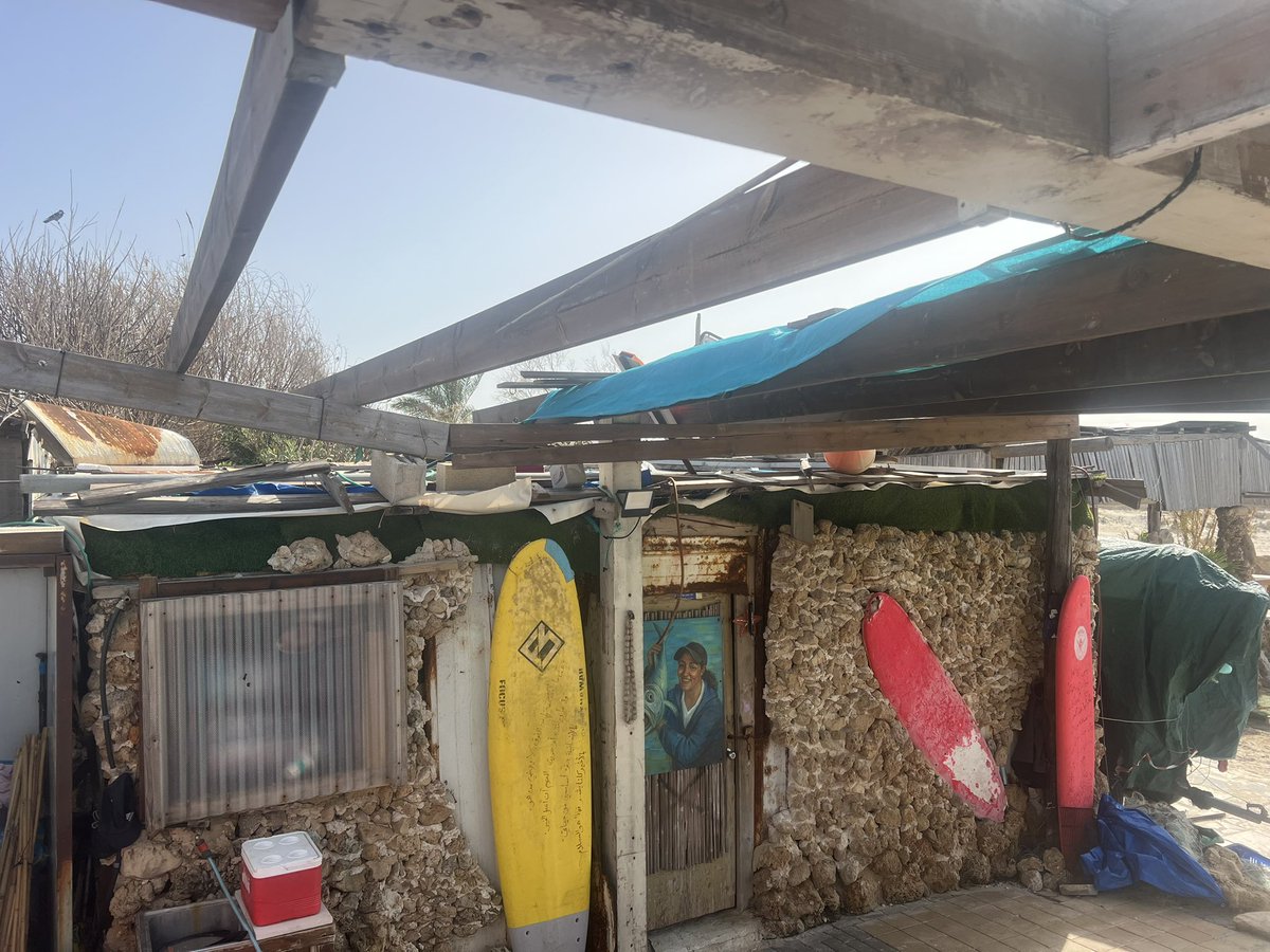 uricovagerev's tweet image. מועדון הגלישה של חמאמה בג׳סר א זרקא מהווה מרכז חינוכי למאות נערים ונערות
ומקום למפגש יהודי ערבי.
הוא ניזוק מהגשמים האחרונים
אנחנו מנסים לשקם את המקום
את הגג (סנטף ודומיו) וחיפוי חיצוני לקירות 
אני מחפש אנשים טובים עם ידיים טובות
ואולי קצת כסף
אשמח לכל שיתוף
תכתבו לי 0546734546