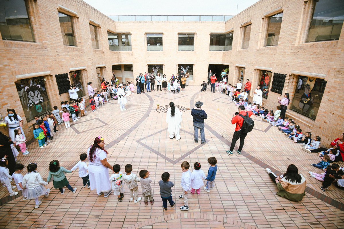 IsabelSegoviaO's tweet image. 1️⃣ Desde el Jardín Infantil Colibrí de la Esperanza en Suba dimos la bienvenida a las niñas y niños de Bogotá que inician un nuevo ciclo en los jardines infantiles de la secretaría de Integración Social. En la administración del alcalde @CarlosFGalan, bajo la estrategia…