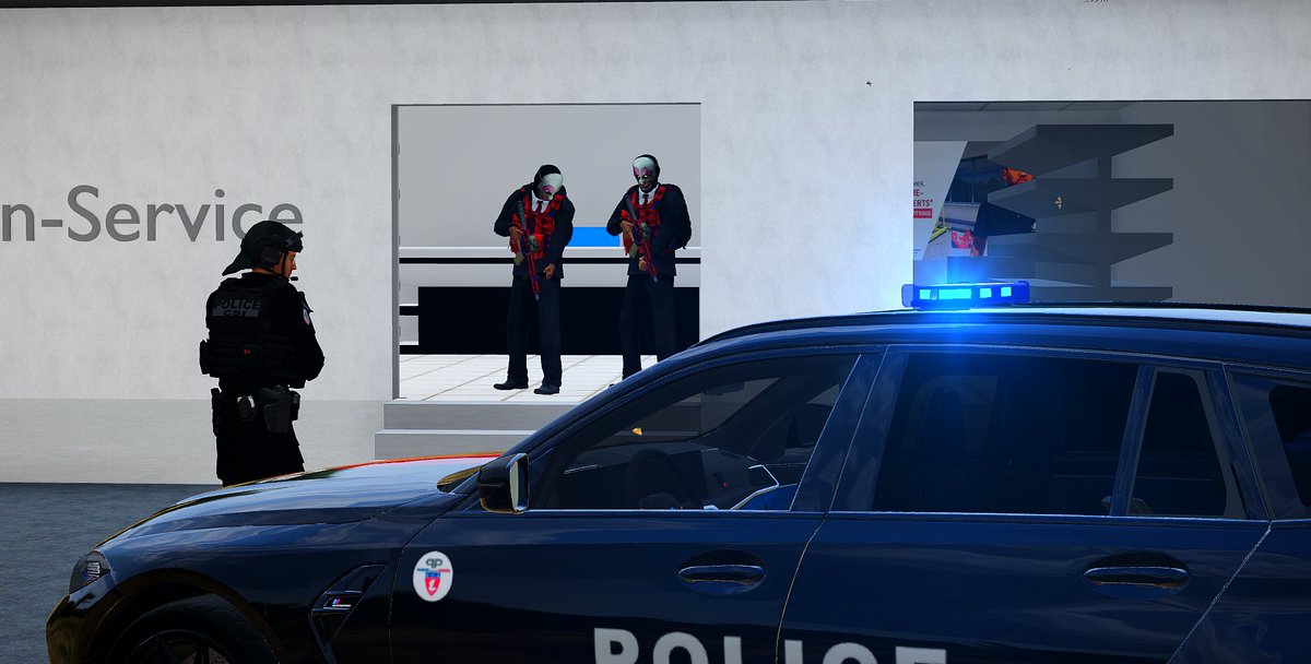 [1 semaine, 1 service]
La CSI (Compagnie de Sécurisation et d’Intervention) est une unité spécialisée dans les zones à risque (braquages, manifestations). Elle peut procéder à la fouille des individus et assurer la fouille des véhicules avec l’appui d’une équipe cynophile.