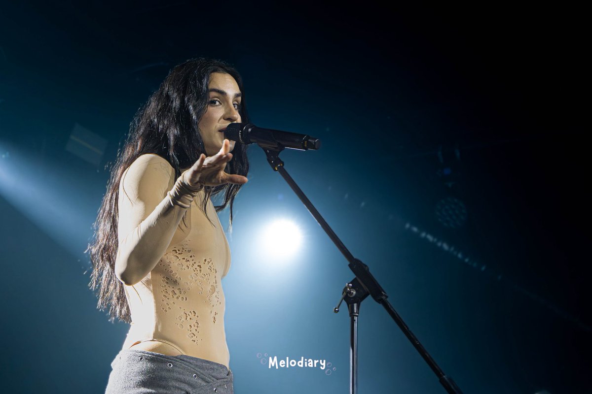 melodiary_es's tweet photo. 💙 NATALIA LACUNZA nos deja con “N2STAL5IA” tras su paso por SEVILLA 

🫧 Esta nueva parada volvió a confirmar que la artista juega en casa allí a donde canta.

👩🏽‍💻¡Tienes la crónica completa en nuestra web! 

 @natalialacunza @crashmusic_es https://t.co/d4qhD3ZAPy