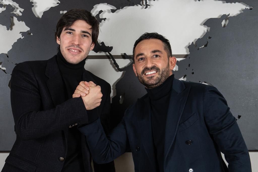 🗣️ Sandro Tonali’s agent Giuseppe Riso: “We never had any conversation with Arsenal.

Newcastle were never gonna let Tonali leave in January. There’s absolutely nothing into it. We didn’t even talk about it." 🚫

(Source: Sky Sports)