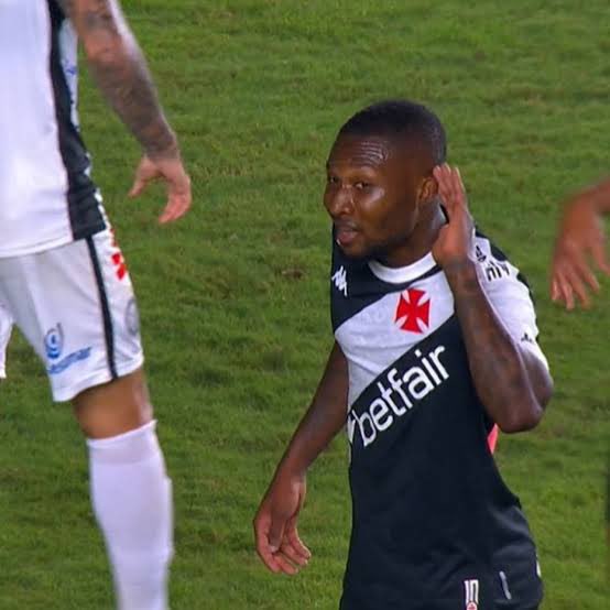 arthurpicoli's tweet image. A Jordana derrubando o dominó e saindo tem essa mesma energia do Loide comemorando um chute que não foi gol 😂🤭