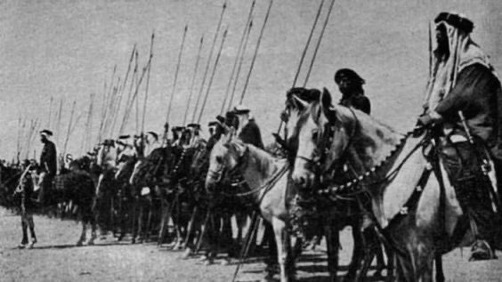 أن طـاح في نجـد الـمـطر ينبـت الورد
    واليا محلت ما تـنبت الا رياجيـل