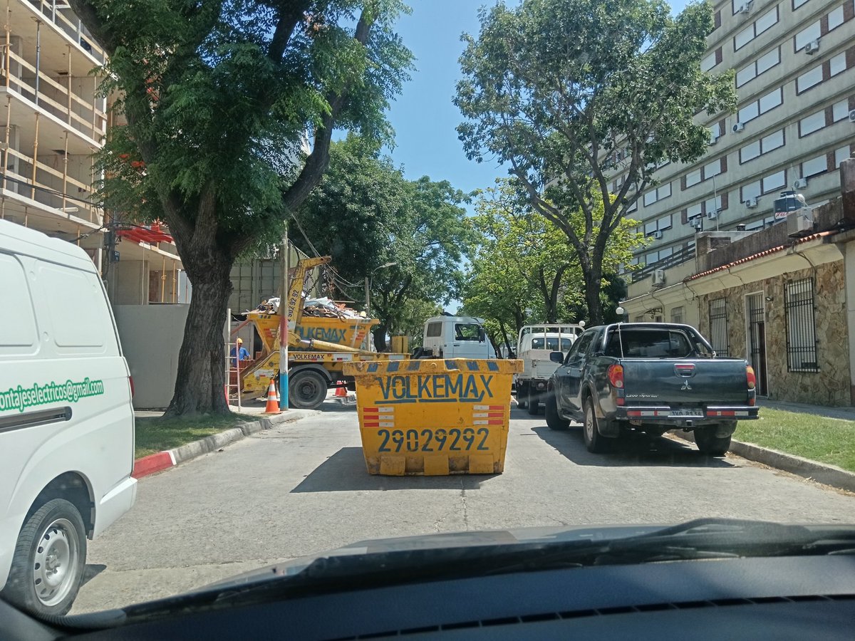 La impunidad de "la montevideo" 
Un privado corta  la calle Juan Ortiz 3164  por mas de una hora, sin conos que avisen en la equina que la calle esté cerrada. Cada vez peor!!!