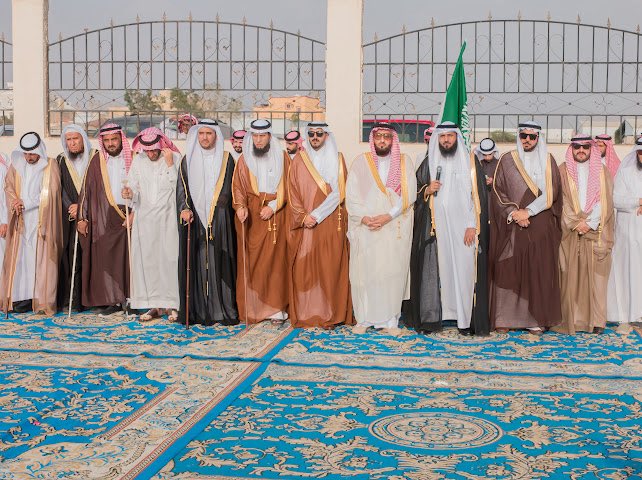 DrAlqarni's tweet photo. #الصدق_يجمع_القلوب 
#المناسبات_تخلد_بالأثر_لا_بالمظهر 
في زواج ابن أخي وصديقي معرف قبائل آل كامل #نخال الأستاذ/ علي بن أحمد بن بيشي، لم يكن مثيراً للدهشة كثرة الحضور ولا جمال التنظيم ولا بهجة الكرنفال مساء الجمعة الحادي عشر من شعبان لعام 1447؛ فكل ذلك جميل ومتوقع. لكن ما استوقف القلب قبل العين ذلك الحب الصادق الذي يحمله هذا الرجل لأهله وإخوته وأسرته وأصدقائه وجماعته، حبٌّ متدفق غير  متصنع لمسته وأحسسته في مناسباتٍ كثيرة، فارتدّ إليه محبةً صافية من الناس من مختلف القبائل حتى بدا المشهد وكأن القلوب تواعدت قبل أن تتلاقى الأجساد.
وفي هذه المناسبة العزيزة درسٌ بليغ: أن القلوب إذا صدقت جمعت ما لا تجمعه الدعوات، وأن من أحسن لأهله أحسن الناس إليه، وأن المحبة رأس مال اجتماعي لا يصدأ ولا يخضع لتقلبات الزمن، وأن المناسبات لا تُخلَّد بزخرفها ولا تُقاس بمظاهرها، بل بما تتركه من أثرٍ دافئ في النفوس، وبما تحمله من ودٍ صادق يظل حيّاً بعد انطفاء الأضواء.
