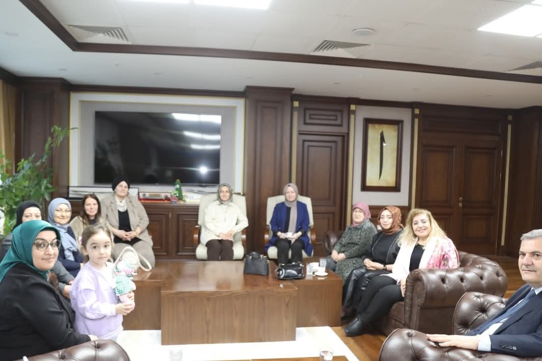 avbakidemirbas's tweet image. AK Parti Ankara Sağlık Politikalarından Sorumlu İl Başkan Yardımcısı Bahar Kayalı ve il yönetim kurulu üyelerimize nazik ziyaretleri için teşekkür ediyor, çalışmalarında başarılar diliyorum. 

#ÇubukBelediyesi #çubuk #Ankara #Ziyaret