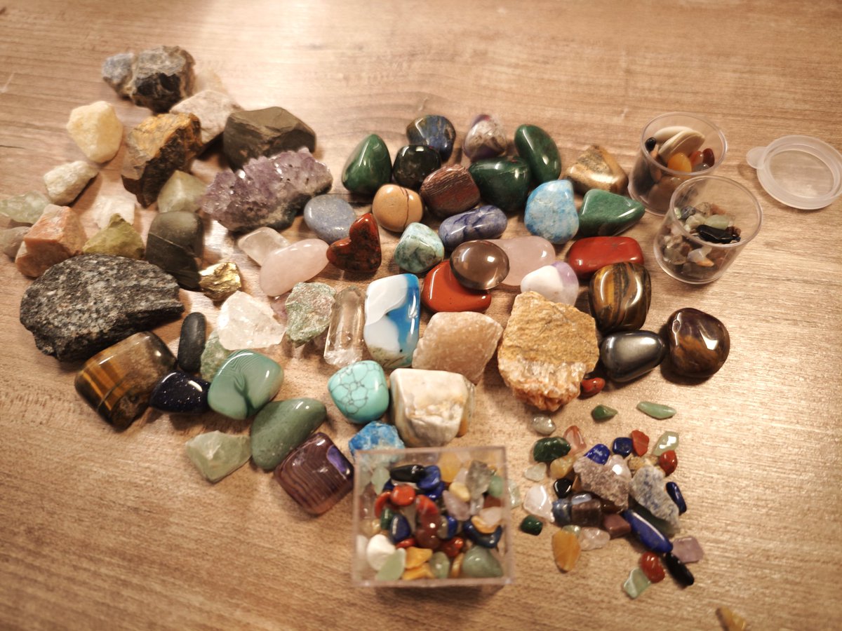 🥰✨💎❤️🧡💛💚🩵💙💜✨
Collecting gemstones with my child during our travels and expeditions.
We have gathered quite a large collection that we like to come back to and look at.