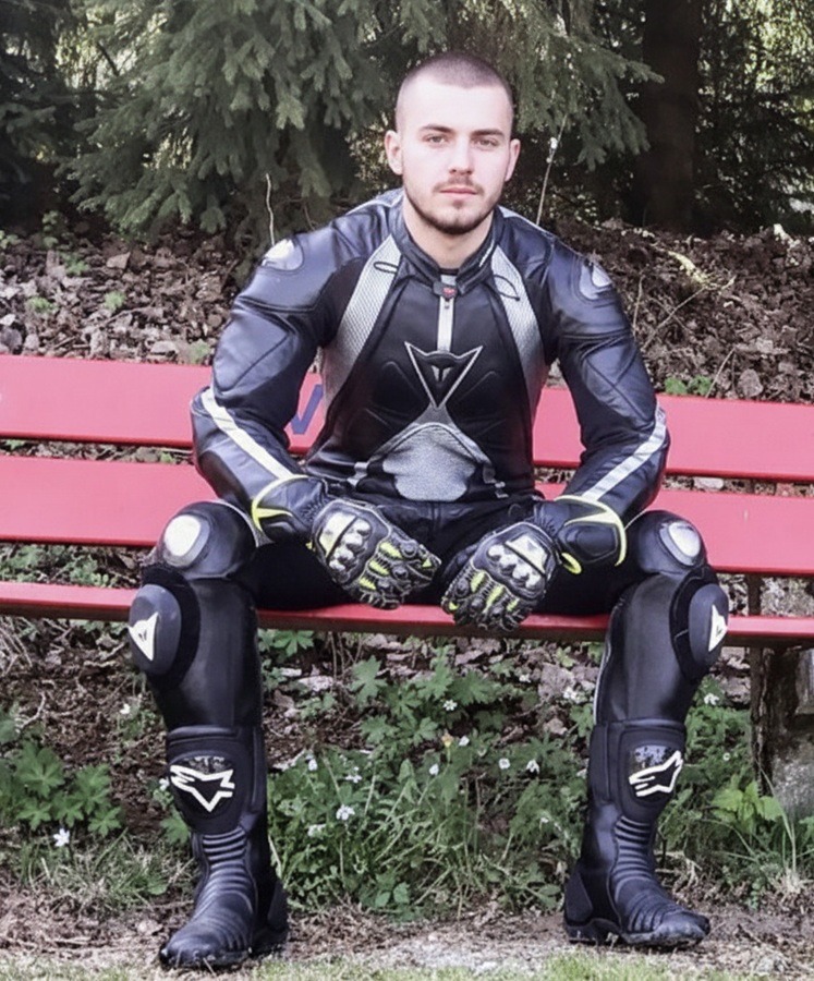 AWWW.... What a handsome leatherbiker.
A bikers wearing one-piece-leather bikersuit is always my hero!