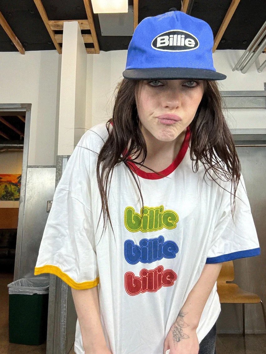 Billie Eilish disponibilizou seu merch que era vendido