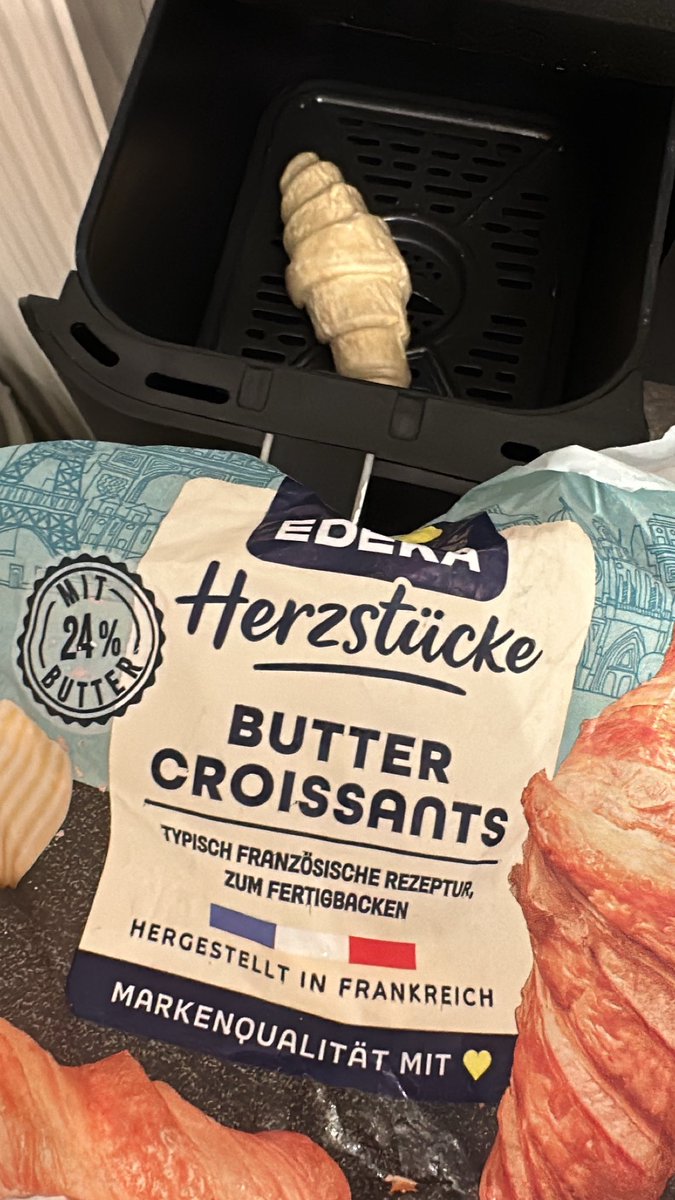 bangpowwww's tweet image. erstes mal tk croissant im #airfryer. bin gespannt.