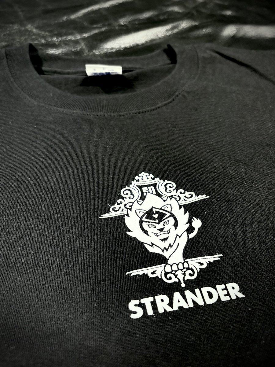 funnywhite's tweet image. #STRANDER のロゴデザイン。

親方ブンちゃんから、立て髪のある子ライオンをロゴにして欲しい、と。珠洲の未来を見据えた意志のある目で力強い一歩を踏み出すデザイン。地元で頑張る活動をデザインで応援させてもらいました。
ロンTいい感じ。ありがとう😊

ガンバッペシ、珠州！

#能登
#珠州