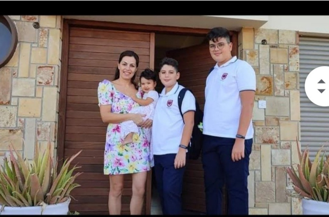 Ahhh 3 sene önce bu saatler bu kapının önünde size son sarılışım son koklayışım😥nereden bilecektik ki son sarılışımızdı babaannem.beni uğurladınız uzaklaşana kadar el salladınız😥nerdesiniz kuzularım nerde?
#ALPCİĞİM❤️#DORUKCUĞUM❤️
#isiasortakdavamız
#isiasolasıkast