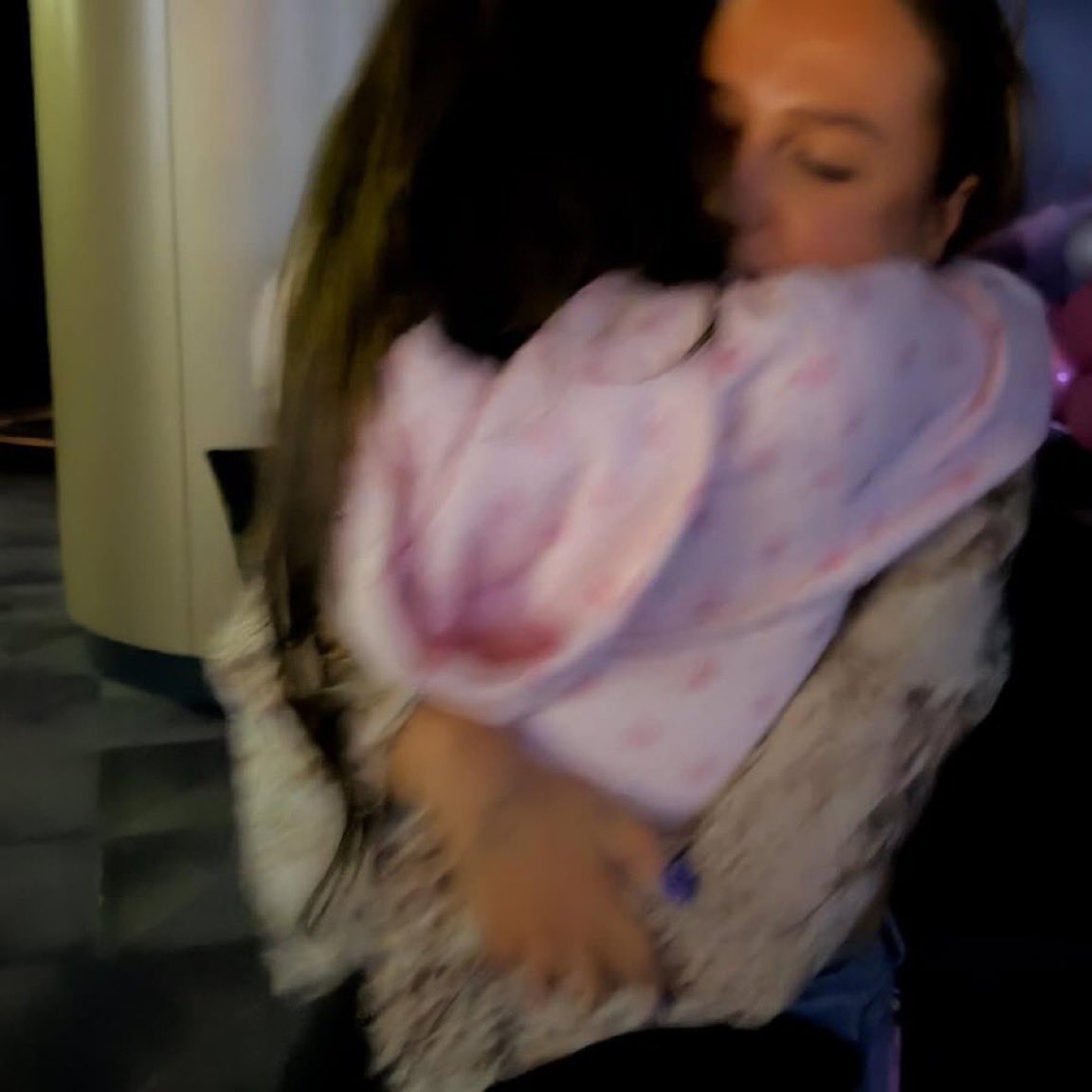 Imagine getting a hug from Lisa like this 😭😭😭😭