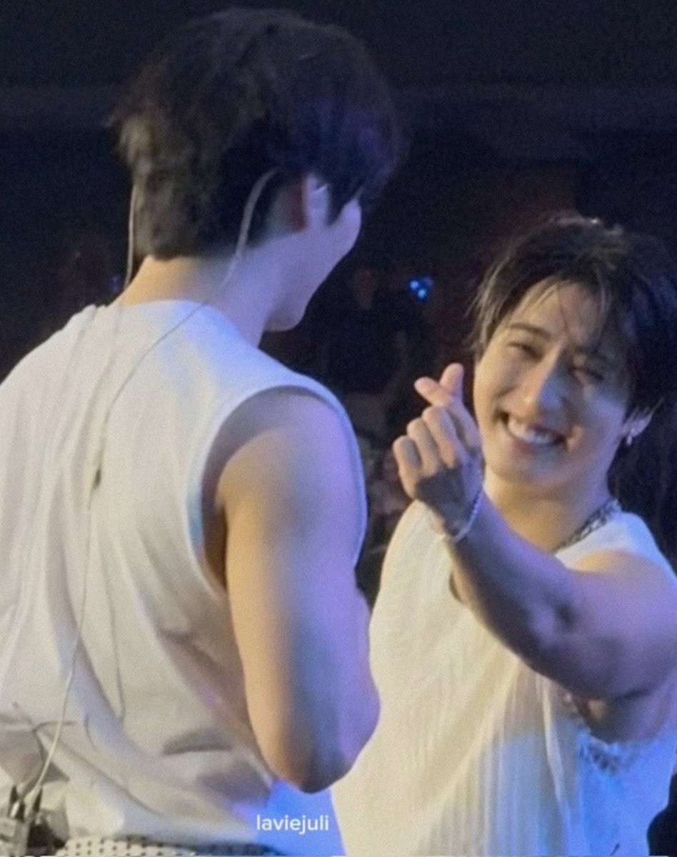 hanniesdaddy's tweet image. minho is like “did you see that? that heart’s for me. he’s mine, bitch ㅋㅋㅋ”