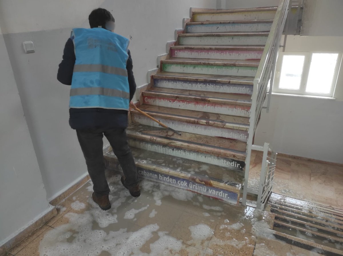 Dönem tatilinde 
4 İnfaz ve Koruma Memurunun gözetiminde, 
25 yükümlünün kamu yararına çalışmalarıyla;
1 İlkokul,
3 Ortaokul, 
1 Lise, 
1 Özel Eğitim Meslek Okulunda kamu yararına çalışma yapılarak binaların bütünüyle temizliği, depoların tasnifi, bahçe temizliği yapılmıştır.