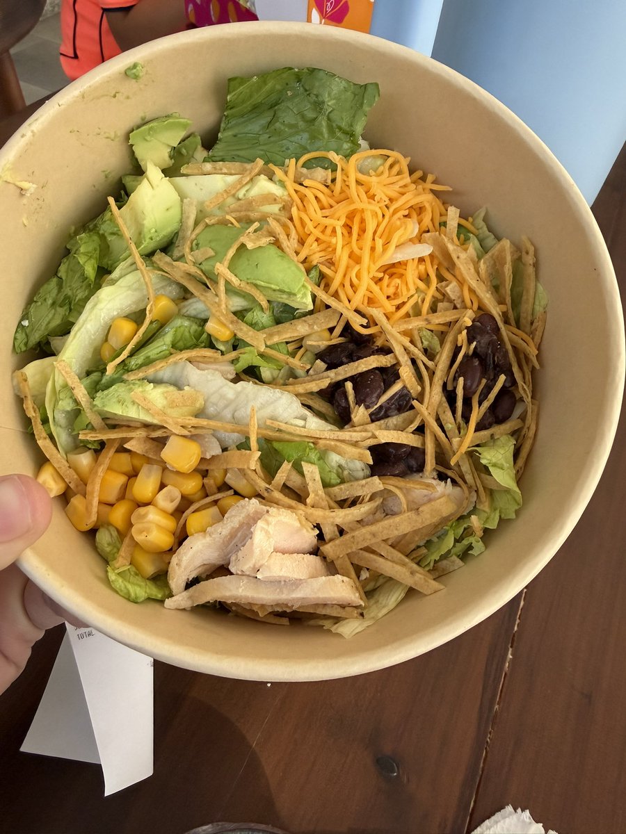 100 pesos al que encuentre el pollo de la ensalada de la San Martín
