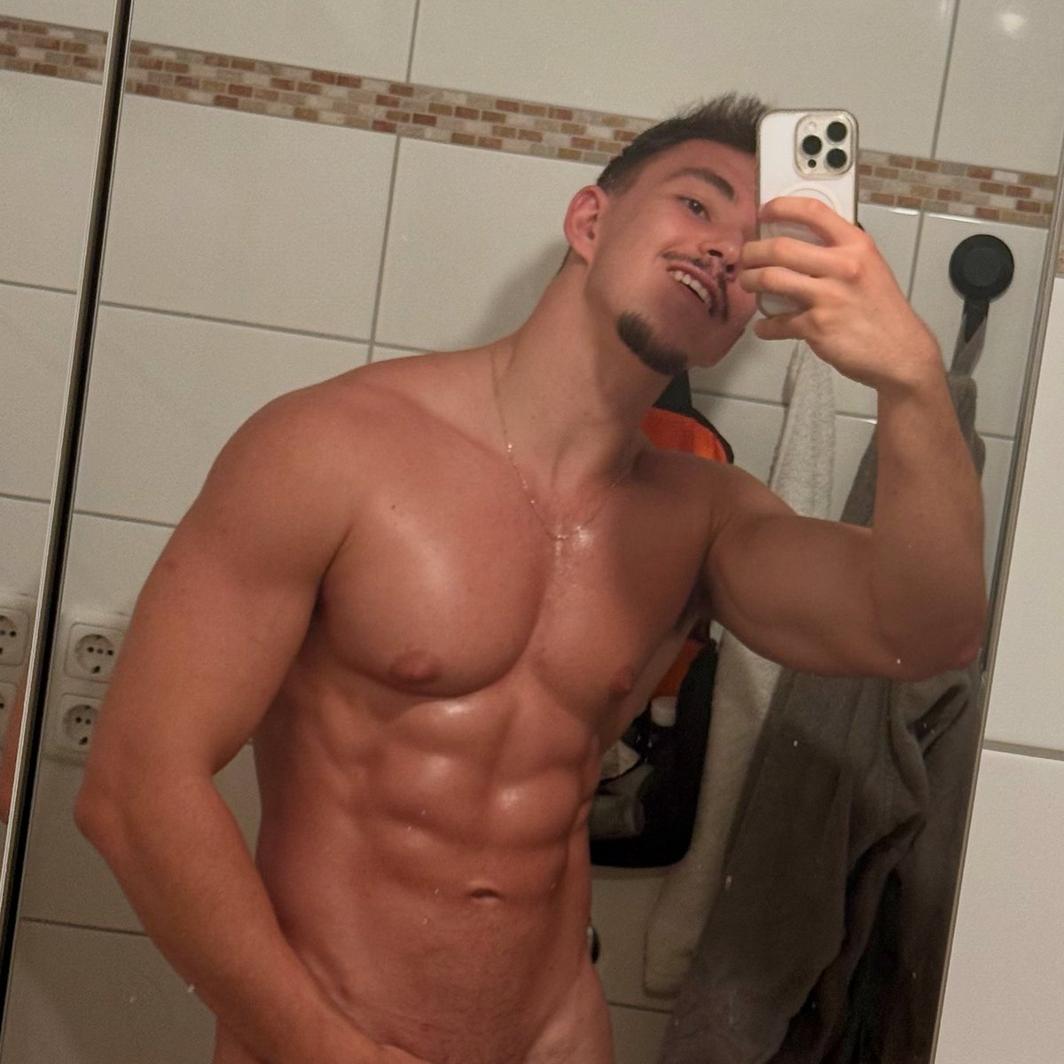 Can we be friends?
Apply here linktr.ee/dannymusclevip