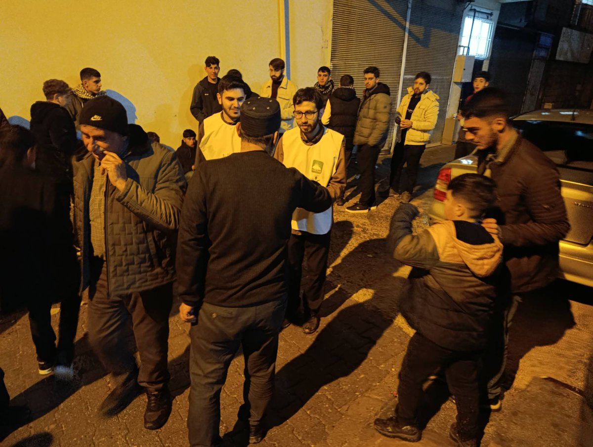 "Ergani Gençlik Kolları olarak Berat Kandili münasebetiyle Hacılar Camii’nde halkımıza lokum ikramında bulunarak kandilleştik. Rabbim kabul eylesin, hayırlı kandiller."
#HürGenclik
#BeratKandili