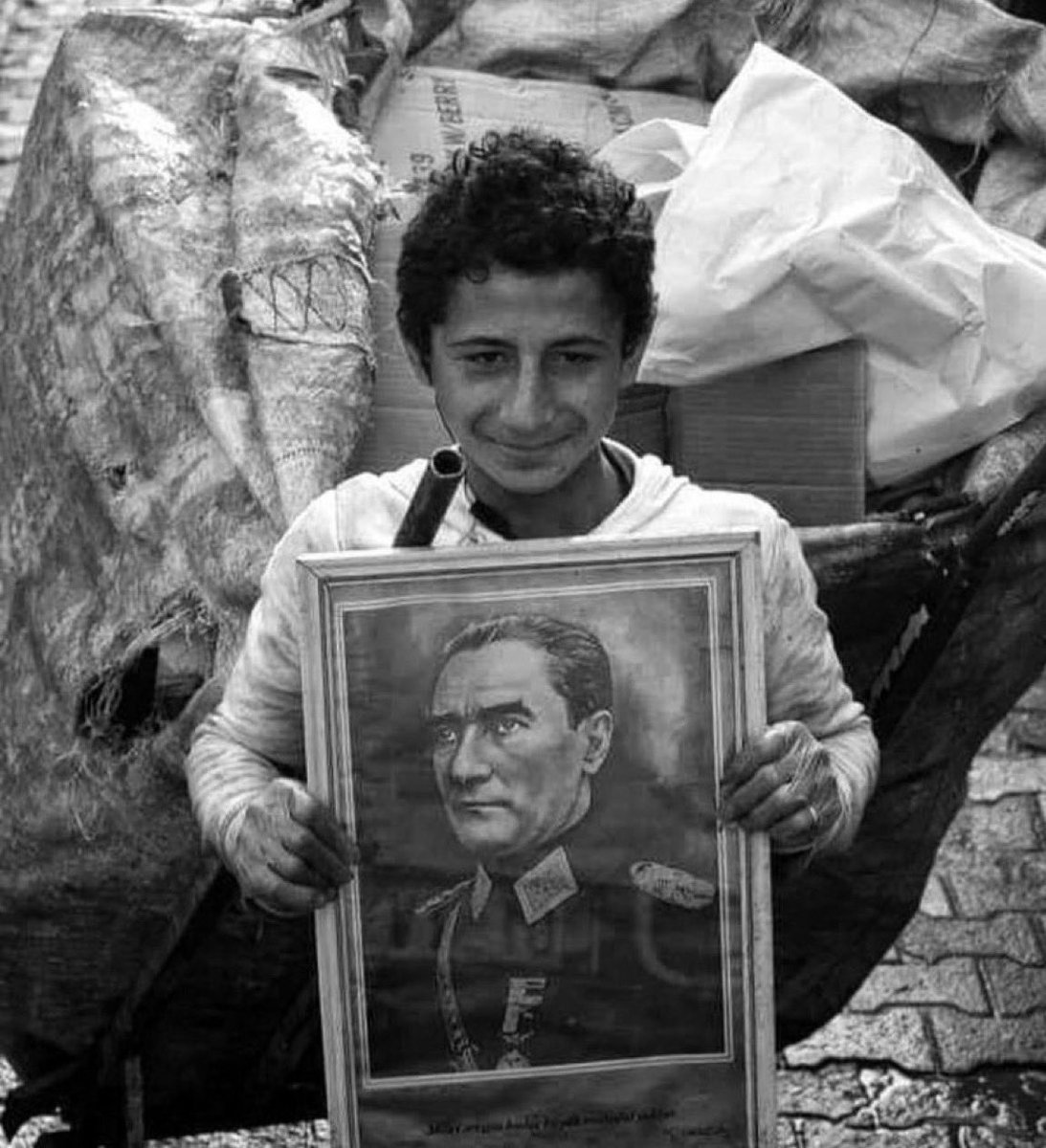 Çocuklar her türlü ihmal ve istismardan korunmalı ve onlar her koşulda yetişkinlerden daha özel ele alınmalıdır.  #Epstine

Gazi Mustafa Kemal ATATÜRK 🇹🇷